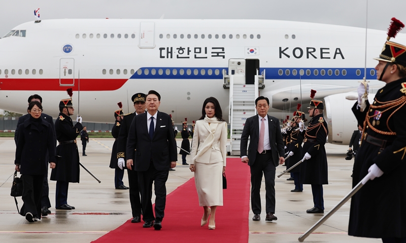 Presiden Yoon Suk Yeol dan Ibu Negara Kim Keon Hee tiba di Paris pada tanggal 23 November (waktu setempat) untuk melakukan upaya terakhir mempromosikan Busan Expo. (Yonhap News) 