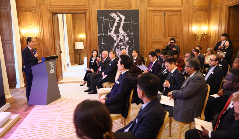 Perdana Menteri Han Duck-soo terlihat sedang memberikan sambutan pada seminar untuk perwakilan negara anggota BIE yang diselenggarakan oleh Korea Chamber of Commerce and Industry pada tanggal 14 November (waktu setempat) di Maison de Busan, Paris, Prancis. (Kantor Perdana Menteri Korea)