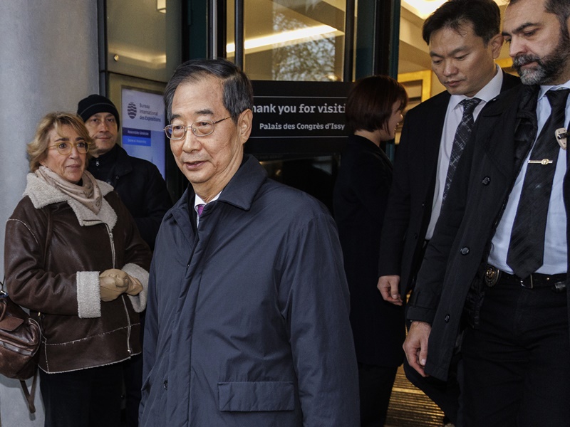 Perdana Menteri Han Duck-soo terlihat meninggalkan Palais des Congres of Issy-les-Moulineaux pada tanggal 27 November (waktu setempat) setelah menyelesaikan gladi bersih presentasi untuk Sidang Umum ke-173 BIE (Bureau International des Expositions) yang akan diselenggarakan pada tanggal 28 November di tempat tersebut. (Yonhap News)