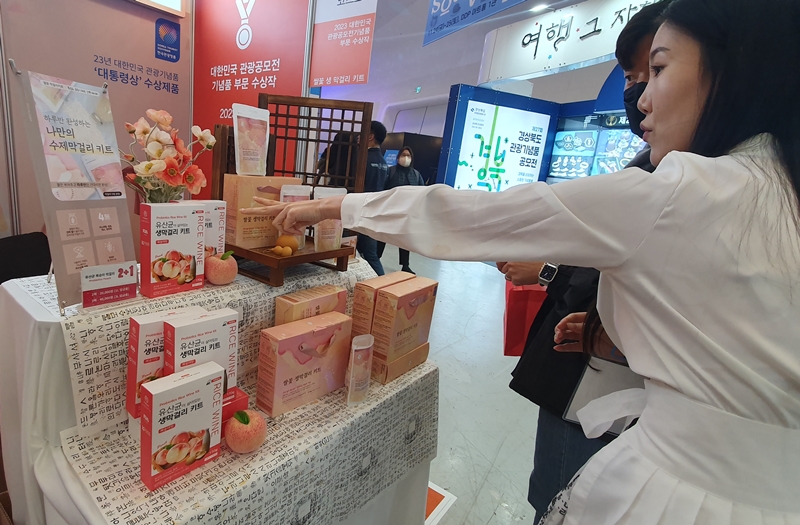 CEO COSMOGY, Park So Hyun, terlihat sedang menjelaskan mengenai Ssal Kott Makgeolli Kit kepada pengunjung. Produk tersebut mendapatkan penghargaan presiden pada kompetisi The Souvenir Fair. 