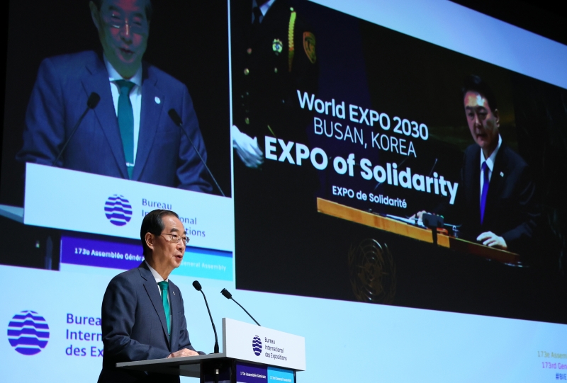 Perdana Menteri Han Duck-soo terlihat sedang memberikan presentasi untuk meraih dukungan bagi Kota Busan agar bisa menjadi tuan rumah World Expo 2030. Penentuan tuan rumah tersebut diselenggarakan Sidang Umum BIE (Bureau International des Expositions) yang akan diselenggarakan pada tanggal 28 November (waktu setempat) di Palais des Congres of Issy-les-Moulineaux, Paris, Prancis. (Yonhap News)