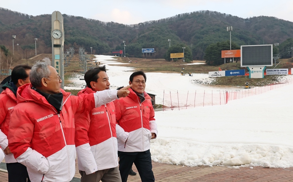 Menteri Kebudayaan, Olahraga, dan Pariwisata, Yu In Chon (pertama dari kiri) meninjau Welli Hilli Park Resort pada tanggal 28 November. Lokasi ini menjadi salah satu tempat penyelenggaraan Olimpiade Remaja Musim Dingin Gangwon 2024. 