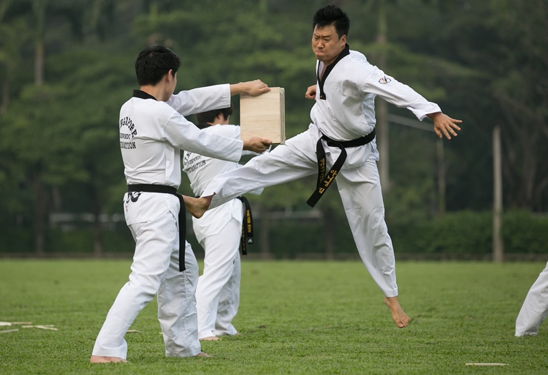 Kim Jong Yoon terlihat sedang mendemonstrasikan gerakan poomsae pada kategori taekwondo di 2015 Korea Cup yang digelar pada bulan Oktober 2015 di Singapore Polo Club. 