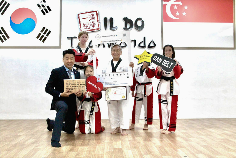  Kim Jong Yoon (kiri) berfoto bersama Lynn Soh (keempat dari kiri) pada perayaan Lynn meraih sabuk hitam bulan Februari lalu di Ildo Taekwondo Bukit Timah. 