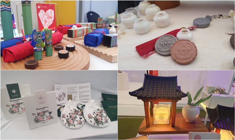 Berbagai suvenir wisata dipamerkan pada The Souvenir Fair yang digelar pada tanggal 24 November lalu di DDP (Dongdaemun Design Plaza), Jung-gu, Seoul. Dari kiri searah jarum jam: stempel hangeul yang menggunakan desain dancheong (gambar tradisional di gedung kayu Korea), magnet berbentuk makhluk imajiner Korea dan guci bulan, pemanas lilin berbentuk hanok (rumah tradisional Korea), dan kantung wewangian dengan wangi mugunghwa. 