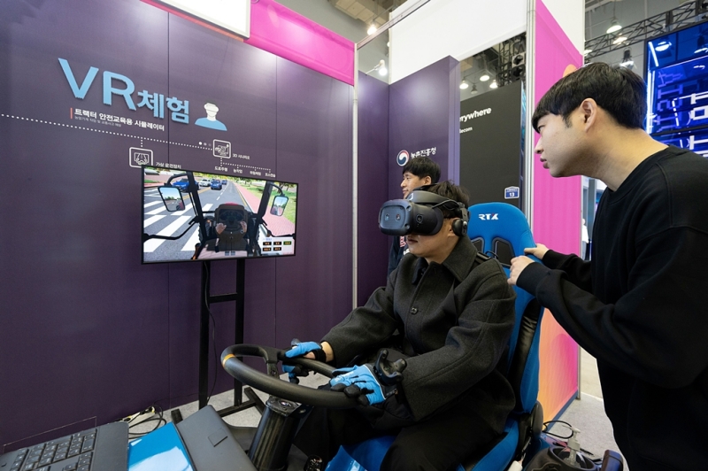 Korea meraih peringkat enam dari 64 negara untuk daya saing digital. Foto di atas menunjukkan seorang pengunjung yang sedang mencoba realitas konten virtual (VR) pada Pameran Pemerintah Republik Korea tahun 2023 yang digelar pada tanggal 23 November di Bexco, Haeundae-gu, Busan. (Kementerian Dalam Negeri) 