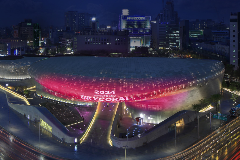 Dongdaemun Design Plaza yang dihiasi dengan pencahayaan warna sky coral. 