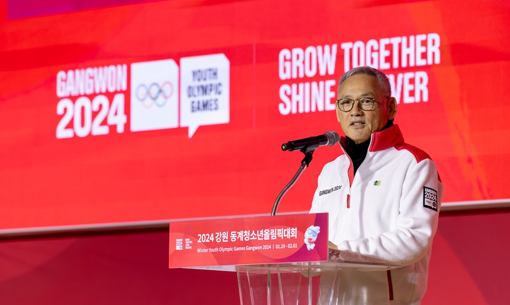 Menteri Kebudayaan, Olahraga dan Pariwisata Yu In Chon memberikan pidato ucapan selamat pada upacara pelantikan sukarelawan Olimpiade Remaja Musim Dingin Gangwon 2024 yang digelar pada tanggal 4 Desember di Seoul Olympic Parktel di Songpa-gu, Seoul. 