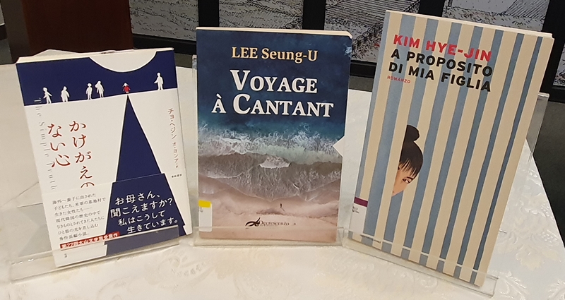 Karya-karya terjemahan yang mendapatkan Penghargaaan untuk Penerjemahan Sastra Korea tahun 2023. Dari kiri ke kanan: Simple Sincerity karya Cho Hae-jin versi bahasa Jepang, Voyage a Cantant karya Lee Seung-u versi bahasa Prancis, dan Concerning My Daughter karya Kim Hye-Jin versi bahasa Italia. (Lee Kyoung Mi) 