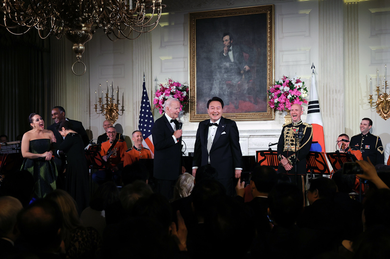 Presiden Yoon Suk Yeol terpilih sebagai salah satu dari 71 orang paling bergaya tahun ini oleh The New York Times (NYT). Foto di atas adalah Presiden Yoon dan Presiden Joe Biden yang menghadiri jamuan makan malam yang diadakan pada tanggal 6 April lalu (waktu setempat) di Gedung Putih di Washington DC, Amerika Serikat. (Kim Yong Wii, Kantor Kepresidenan Republik Korea)