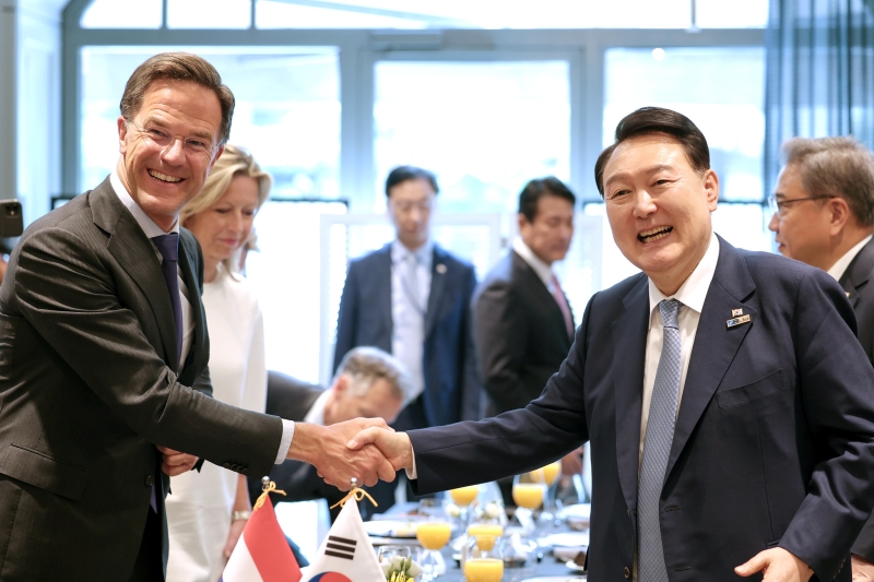 Presiden Yoon Suk Yeol (kanan) terlihat berjabat tangan dengan Perdana Menteri Belanda, Mark Rutte, pada jamuan makan siang yang diselenggarakan bulan Juli lalu di sebuah restoran di tengah kota Vilnius, Lituania. Saat itu Presiden Yoon berada di Lituania untuk menghadiri KTT NATO. (Kim Yong Wii, Kantor Kepresidenan Republik Korea) 