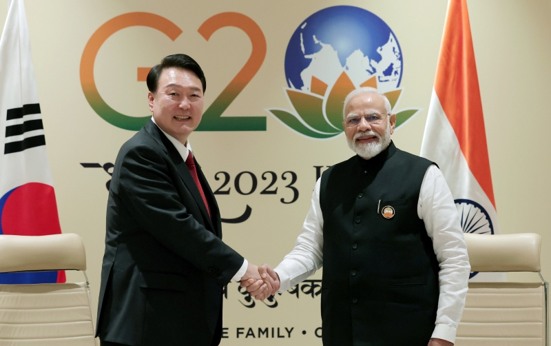 Presiden Yoon Suk Yeol (kiri) berjabat tangan dengan Perdana Menteri India, Narendra Modi, pada KTT Korea-India yang diselenggarakan pada tanggal 10 September (waktu setempat) di Bharat Mandapam International Exhibition-Convention Centre (IECC), New Delhi, India. (Kim Yong Wii, Kantor Kepresidenan Republik Korea) 