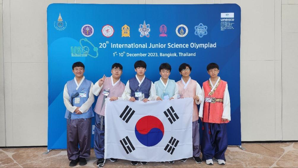 Seluruh anggota tim Korea yang terdiri dari enam siswa SMP berhasil meraih medali emas pada IJSO yang digelar tanggal 1-9 Desember di Bangkok, Thailand. Dari kiri ke kanan: Seojun Lee, Jiun Seo, Hyeonseong Kim, Gyeongseo Min, Hangyeol Lim, dan Sihyeon Kim. (Kementerian Ilmu Pengetahuan dan Teknologi Informasi)