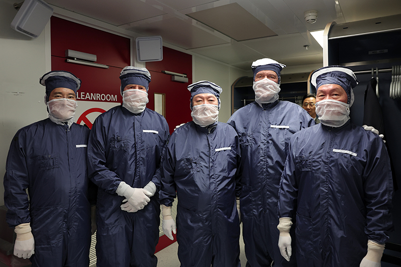 Presiden Yoon Suk Yeol (tengah) berfoto di depan clean room kantor pusat ASML yang terletak di Veldhoven pada tanggal 12 Desember (waktu setempat). Dari kiri ke kanan: Kepala Samsung Electronics, Lee Jae-yong; Raja Belanda, Willem-Alexander; Presiden Yoon; CEO ASML, Peter Wennink; dan Wakil Pimpinan Grup SK, Chey Tae-Won. (Kim Yong Wii, Kantor Kepresidenan Republik Korea)