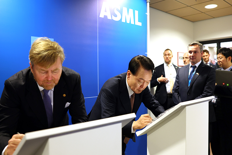 Presiden Yoon Suk Yeol dan Raja Willem-Alexander menandatangani wafer semikonduktor saat mengunjungi kantor pusat ASML yang terletak di Veldhoven pada tanggal 12 Desember (waktu setempat). (Jeon Han)