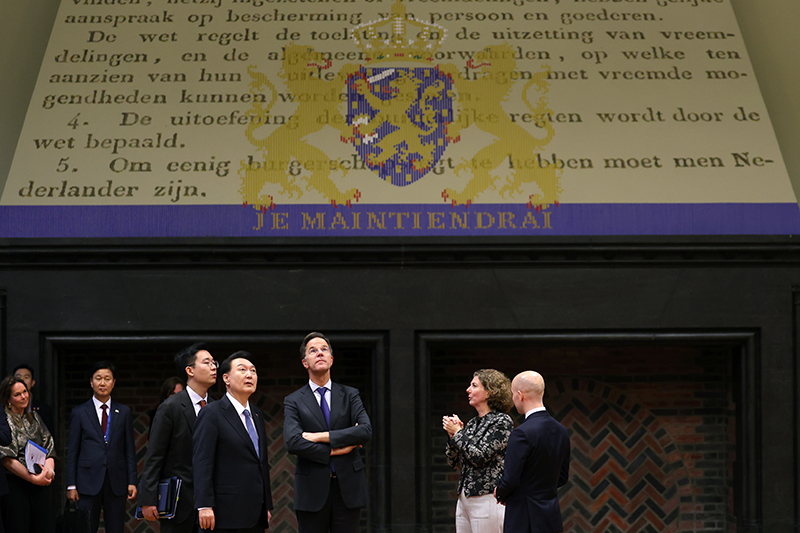 Presiden Yoon Suk Yeol (keempat dari kanan) mengunjungi Ridderzaal bersama Perdana Menteri Belanda, Mark Rutte, pada tanggal 13 Desember (waktu setempat). Ridderzaal adalah tempat Konvensi Den Haag digelar 116 tahun lalu. (Jeon Han) 