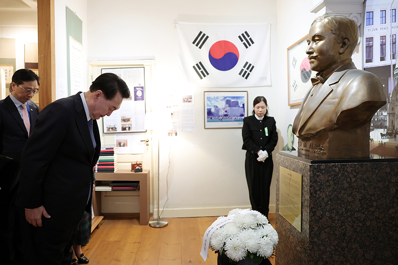 Presiden Yoon Suk Yeol memberikan hormat di depan patung Yi Jun saat mengunjungi Museum Perdamaian Yi Jun di Den Haag, Belanda. (Kim Yong Wii, Kantor Kepresidenan Republik Korea) 