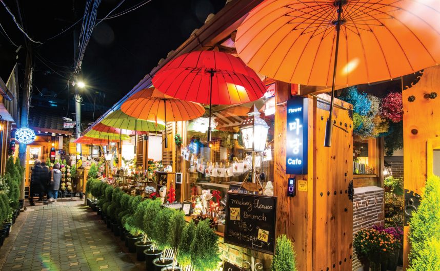 Ikseon-dong consists of maze-like alleys lined with modernized hanoks which have been renovated into cafés and restaurants with a unique atmosphere.