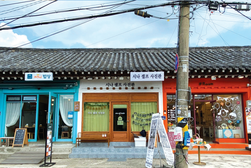 Hwangnidan Street, where old buildings were located, has become a hot spot that boasts the unique attraction of Gyeongju through a regeneration project.