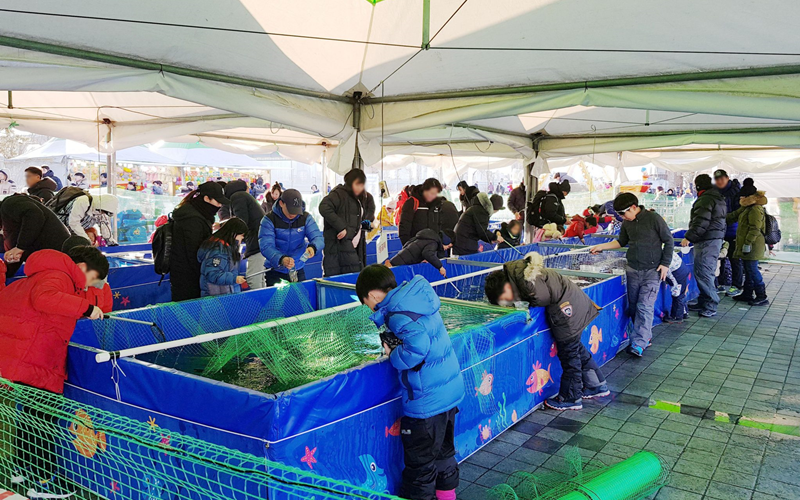 Hangang River Winter Festa akan digelar untuk menyambut Natal dan Tahun Baru di berbagai lokasi Sungai Hangang. Berbagai acara akan diselenggarakan mulai tanggal 22 Desember 2023 hingga 12 Februari 2024. Foto di atas menunjukkan para pengunjung yang sedang mencoba menangkap ikan Hypomesus nipponensis.