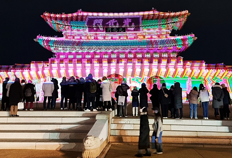 Media fasad besar sepanjang 800 meter berjudul Digital Gwanghwa ditayangkan setiap hari dari jam enam sore hingga sepuluh malam di Gwanghwamun, Jongno-go, Seoul. Acara ini berlangsung hingga tanggal 21 Januari 2024. (Aisylu Akhmetzianova)