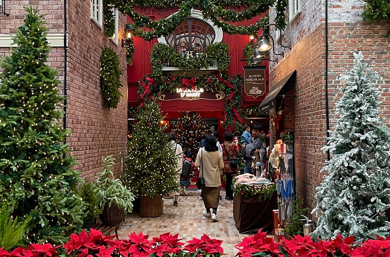 Jika Anda ingin melihat-lihat toko berdekorasi Natal yang meriah, Anda bisa mengunjungi The Hyundai Seoul yang berada di Yeongdeungpo-gu, Seoul. Berbagai macam aksesori Natal dan roti dijual di La boutique d'harry bertema sebuah boneka beruang bernama Harry yang terletak di Sounds Forest lantai 5 The Hyundai Seoul. (Lee Da Som)