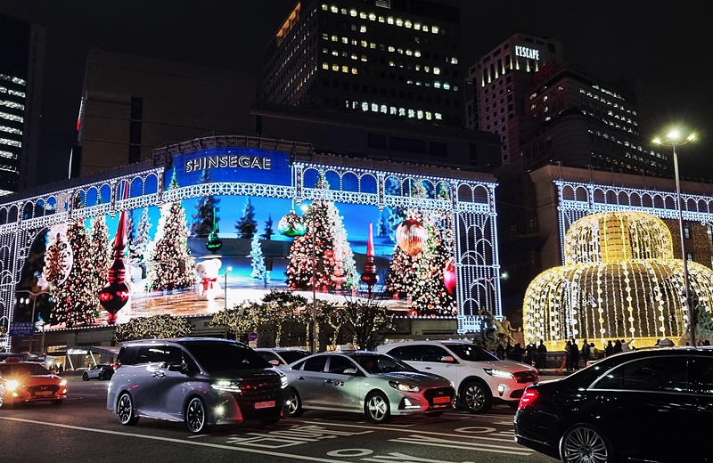 Media fasad terbesar sepanjang sejarah yang menggunakan 3,75 juta cip LED bisa ditemui di Pusat Perbelanjaan Shinsegae yang terletak di Myeongdong. Berbagai karakter khas Natal seperti prajurit kecil dan Rudolph si rusa bisa ditemui di video yang ditampilkan di tembok luar Shinsegae tersebut. Media fasad ini dapat disaksikan hingga tanggal 31 Januari 2024. (Aisylu Akhmetzianova)