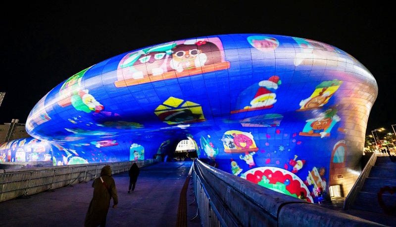 Festival Musim Dingin DDP diselenggarakan hingga tanggal 31 Desember mendatang di Dongdaemun Design Plaza, Jung-gu, Seoul. Berbagai program disediakan di sini, seperti seni media terbesar di Korea yang bernama Seoul Light DDP 2023 Winter dan berbagai stan dagang yang bernama DDP Christmas Market. (Pemerintah Kota Seoul)