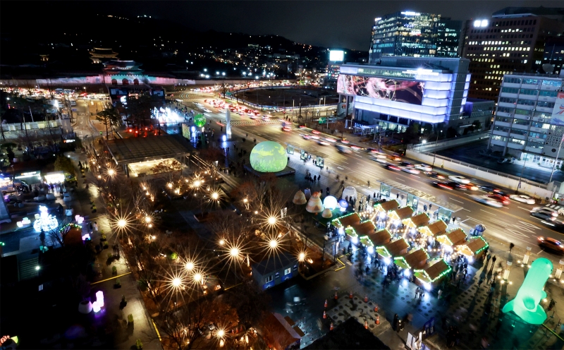 Festival Lentera Seoul memasuki usianya yang ke-15 tahun ini sehingga skalanya pun semakin diperluas. Warga bisa menikmati berbagai macam lentera unik di Alun-alun Gwanghwamun, Cheonggyecheon, dan Plaza Seoul. Korea.net merekomendasikan pembaca untuk mengambil foto di depan pohon Natal besar yang berada di Alun-alun Cheonggyecheon terus berfoto dengan berbagai lentera lainnya seperti Secret Door, Whale, dan Elephant. Festival ini akan berlangsung hingga tanggal 21 Januari 2024. (Yonhap News)