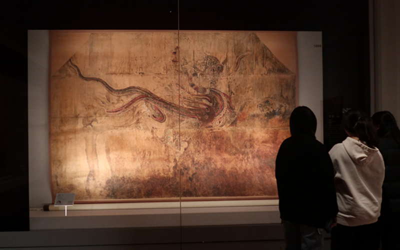 Museum Nasional Korea menghadirkan pameran bertajuk Finding dragons at the Museum yang akan digelar hingga tanggal 7 April mendatang. Foto di atas menunjukkan beberapa orang pengunjung yang sedang melihat lukisan naga pada tanggal 27 Desember 2023. (Hong Angie)