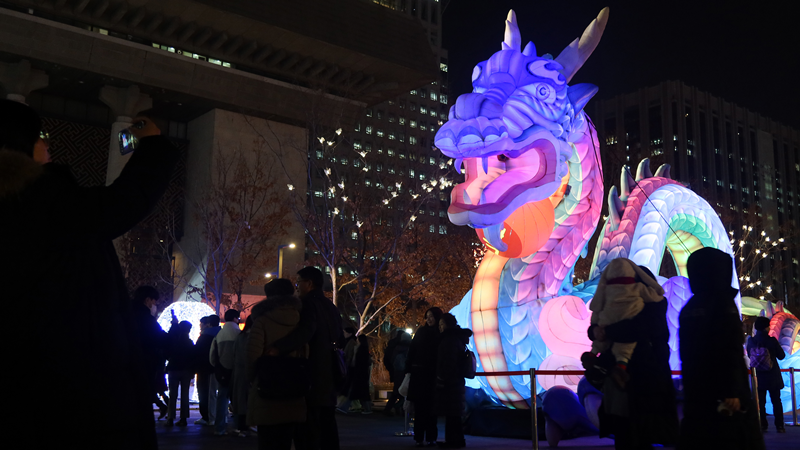 Sebuah patung berbentuk naga biru yang dibuat dari lapisan hanji (kertas tradisional Korea) dipasang di Alun-alun Gwanghwamun Seoul untuk menyambut Tahun Naga Biru. (Lee Jun Young) 