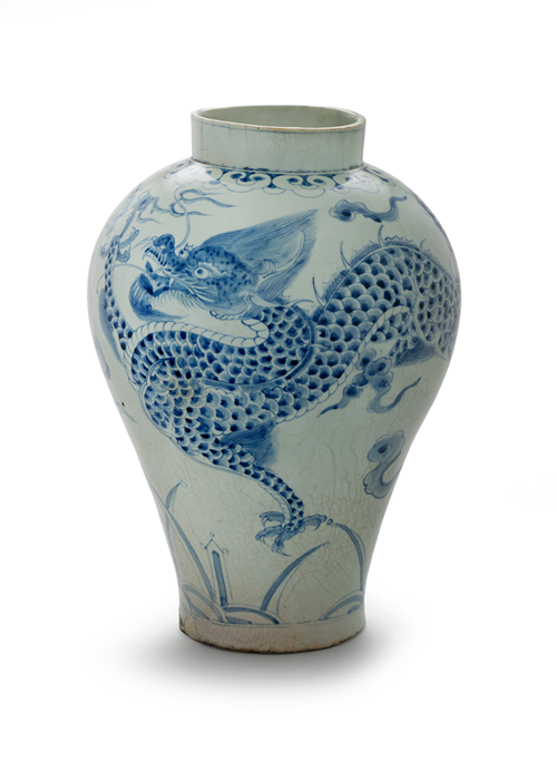 Pameran bertajuk The Blue Dragon diselenggarakan hingga tanggal 3 Maret mendatang di Museum Rakyat Nasional, Jongno-gu, Seoul. Foto di atas menunjukkan sebuah artefak bernama White Porcelain Jar with Cloud and Dragon Design in Underglaze Iron yang dibuat pada abad ke-18. (Museum Rakyat Nasional) 