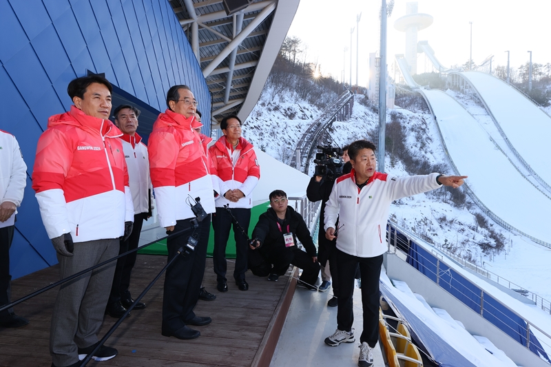 Perdana Menteri Han Duck-soo (kedua dari kiri pada baris pertama) terlihat sedang menginspeksi persiapan penyelenggaraan Olimpiade Remaja Musim Dingin Gangwon 2024 pada tanggal 4 Januari di Alpensia Ski Jumping Center, Pyeongchang-gun, Provinsi Gangwon. (Kantor Perdana Menteri Korea)