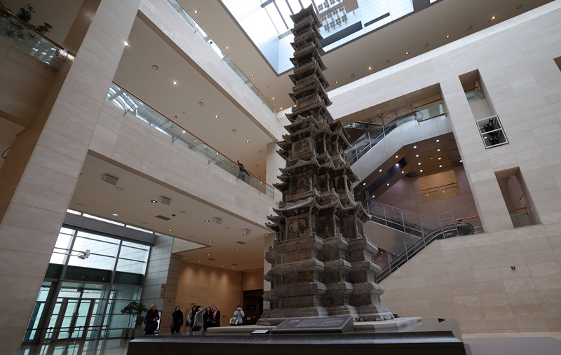 Ten-story Stone Pagoda from Gyeongcheonsa Temple Site telah ditetapkan sebagai warisan nasional pada tahun 1962. Bangunan ini memiliki tinggi hampir 13,5 m atau setara dengan apartemen berlantai lima. Bangunan ini mendapatkan pengaruh dari Buddha Mongolia dan Tibet yang bisa dilihat dari dasar bangunan hingga tingkat ketiga bangunan. Tingkat keempat hingga kesepuluh bangunan pagoda ini menampilkan bentuk tradisional Korea. 