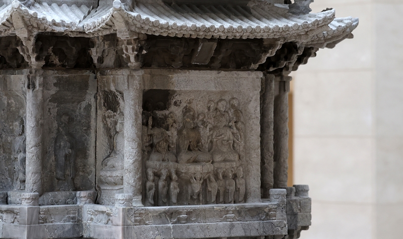 Ten-story Stone Pagoda from Gyeongcheonsa Temple Site dibangun pada tahun 1348 di halaman Kuil Gyeongcheonsa yang terletak di kaki Gunung Buso di Gwangdeok-myeon, Gaepung-gun, Provinsi Gyeonggi. Gambar di atas menunjukkan perkumpulan umat Buddha yang berada di level tiga pagoda. 