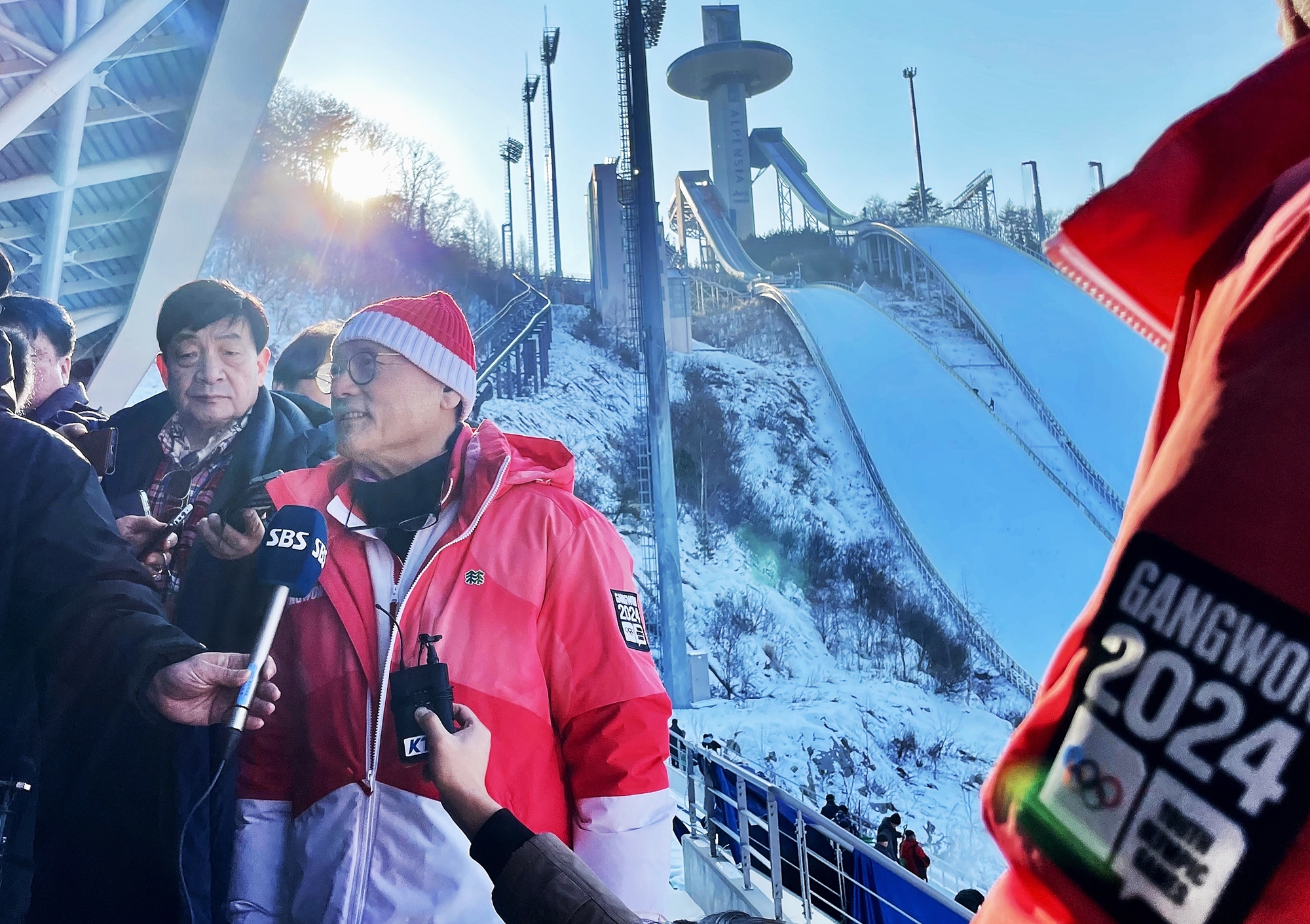 Menteri Kebudayaan, Olahraga, dan Pariwisata, Yu In Chon menjawab pertanyaan para wartawan setelah mengecek persiapan penyelenggaraan Gangwon 2024 pada tanggal 12 Januari di Alpensia Ski Jumping Center, Pyeongchang-gun, Provinsi Gangwon.