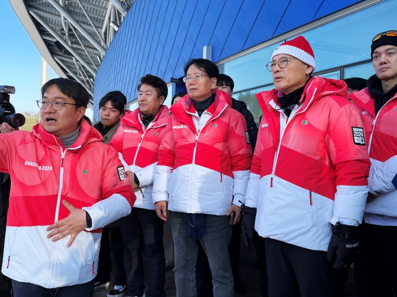  Menteri Kebudayaan, Olahraga dan Pariwisata Yu In Chon (kedua dari kanan) mengunjungi Alpensia Ski Jumping Center yang berada di Pyeongchang-gun, Gangwon-do pada tanggal 12 Januari untuk memeriksa persiapan Olimpiade Remaja Musim Dingin Gangwon 2024.