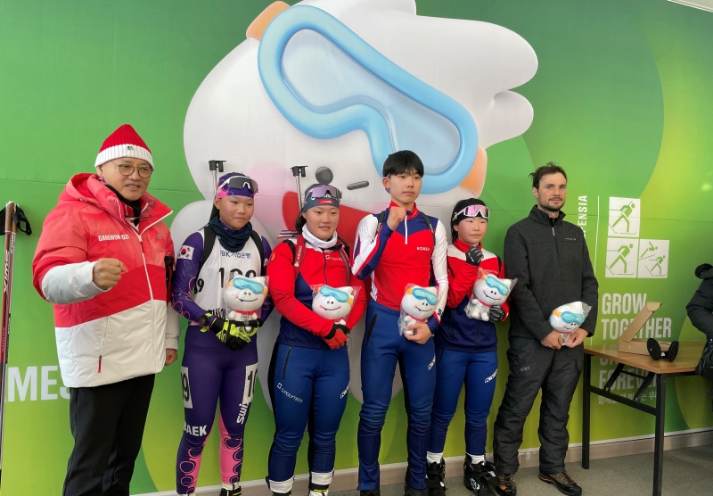 Menteri Kebudayaan, Olahraga dan Pariwisata Yu In Chon (pertama dari kiri) mengambil foto peringatan bersama para atlet biathlon pada tanggal 12 Januari di Biathlon Center yang berada di Pyeongchang-gun, Gangwon-do.