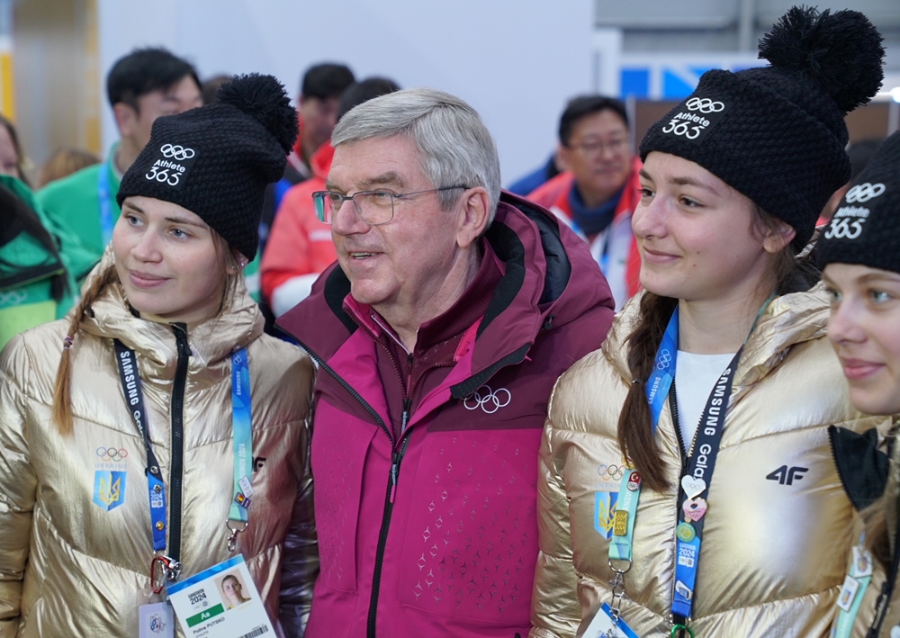 Presiden Komite Olimpiade Internasional (IOC), Thomas Bach (kedua dari kiri) mengambil foto peringatan bersama para atlet Ukraina saat mengunjungi kampung atlet pada tanggal 17 Januari menjelang penyelenggaraan Gangwon 2024 di Gangneung-Wonju National University, Kota Gangneung, Gangwon-do.