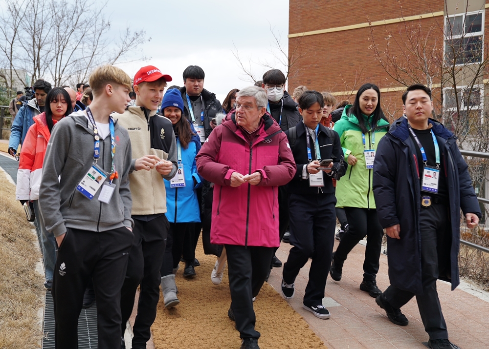 Presiden Komite Olimpiade Internasional (IOC), Thomas Bach (tengah) mengunjungi kampung atlet di Gangneung-Wonju National University dan berbicara dengan para atlet pada tanggal 17 Januari di Kota Gangneung, Gangwon-do.