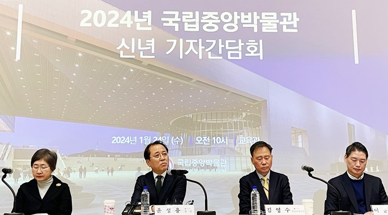 Direktur Museum Nasional Korea, Yoon Sung Yong (kedua dari kiri) mengumumkan rencana kerja utama tahun ini pada konferensi pers Tahun Baru 2024 yang digelar pada tanggal 24 Januari di Museum Nasional Korea di Yongsan-gu, Seoul. (Xu Aiying)