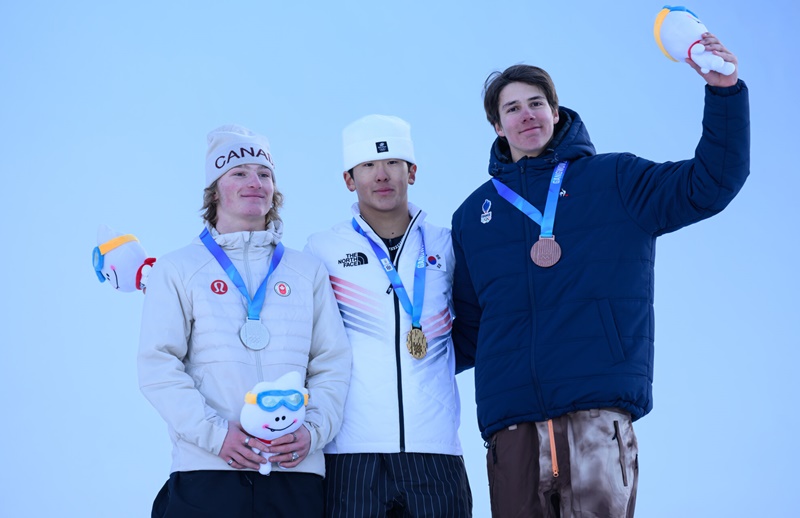 Lee Chaeun (tengah) berfoto bersama Eli Bouchard (medali perak, Kanada) dan Romain Allemand (medali perunggu, Prancis) setelah menerima medali untuk cabor papan seluncur salju kategori slopestyle perorangan pria Gangwon 2024 yang digelar pada tanggal 25 Januari di Welli Hilli Park Ski Resort, Hoengseong-gun, Provinsi Gangwon. (Layanan Informasi Olimpiade (OIS)/IOC) 