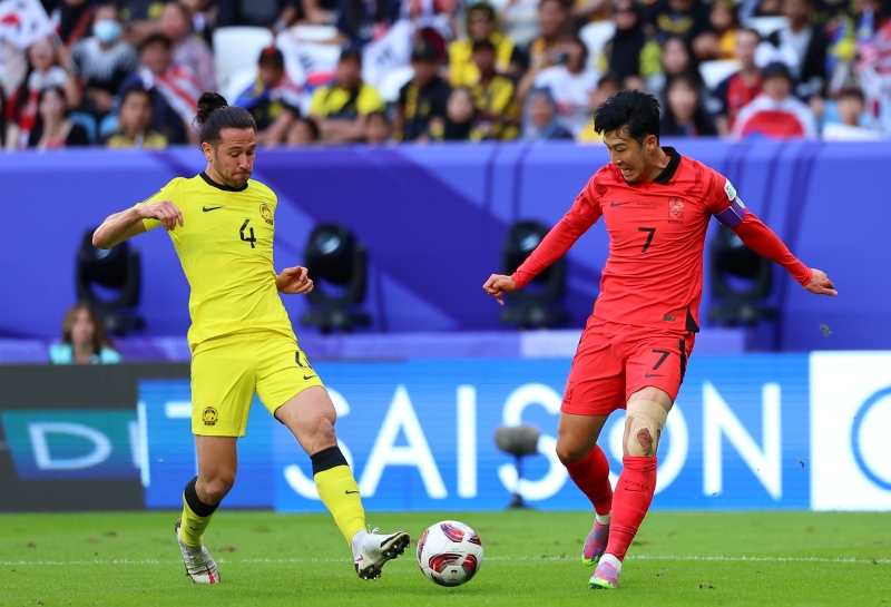 Son Heung-min terlihat sedang menggiring bola pada pertandingan terakhir Piala Asia 2023 Grup E melawan Malaysia yang digelar pada tanggal 25 Januari (waktu setempat) di Stadion Al Janoub, Al Wakrah, Qatar. (Yonhap News) 