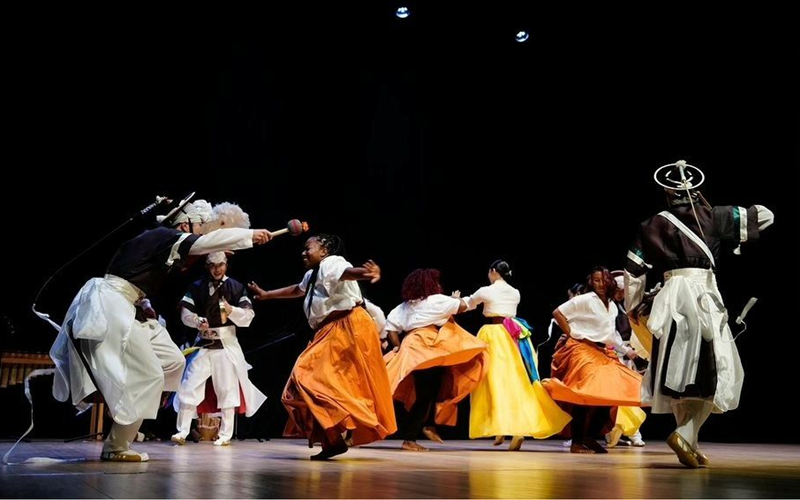 KSI Bogota telah mengundang berbagai kelompok seni Korea utama, seperti Korean National Ballet dan Korea National Contemporary Dance Company untuk menampilkan pertunjukan di acara internasional yang digelar di Kolombia. Foto di atas menampilkan pertunjukan kreatif gabungan dari budaya Korea dan Kolombia yang ditampilkan pada tanggal 8 September 2023 di Auditorium Mario Laserna University of the Andes yang berada di Bogota, Kolombia. Pertunjukan tersebut merupakan hasil kerja sama antara seniman-seniman dari KNUA (Korea National University of Arts) dan Yayasan Rumah Tumaco di Medellin. 