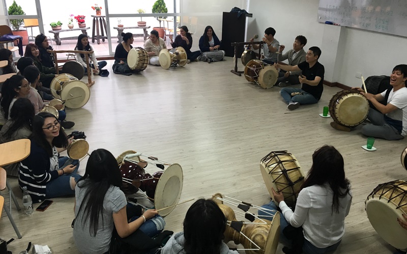 KSI Bogota menggelar program aktivitas khusus melalui program 'magang budaya' yang menjadi salah satu proyek budaya Korea yang ditawarkan oleh Yayasan Raja Sejong. Foto di atas menunjukkan para siswa KSI yang mengikuti kelas samullori pada tanggal 28 September 2019. 