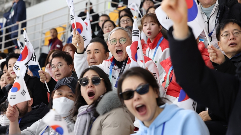 Pada tanggal 26 Januari, Menteri Kebudayaan, Olahraga, dan Pariwisata Yu In Chon menyemangati para atlet di Gangneung Oval, Pronvinsi Gangwon. Gangneung Oval merupakan tempat kompetisi seluncur cepat start massal pria dan wanita di Olimpiade Remaja Musim Dingin Gangwon 2024 digelar.