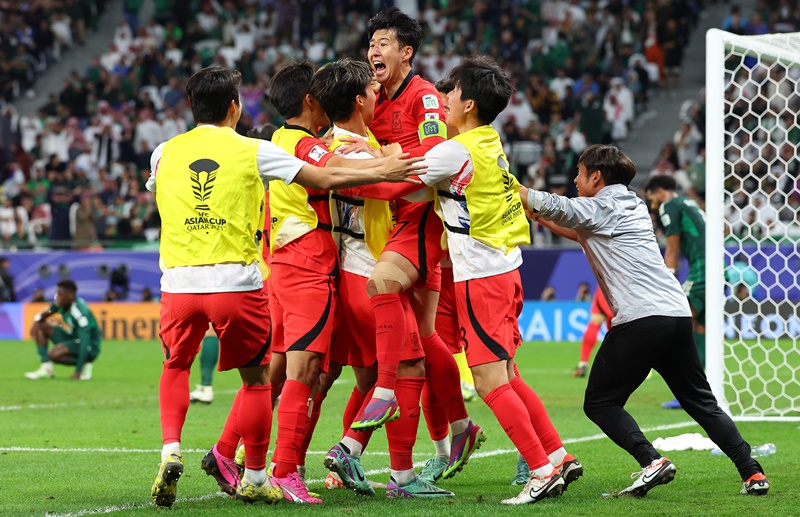 Para atlet Korea terlihat bersorak merayakan gol yang disarangkan oleh Cho Gue-Sung pada menit ke-90+9 untuk menyamakan kedudukan dengan Arab Saudi pada babak 16 besar Piala Asia yang digelar pada tanggal 30 Januari (waktu setempat) di Education City Stadium, Ar-Rayyan, Qatar. (Yonhap News) 