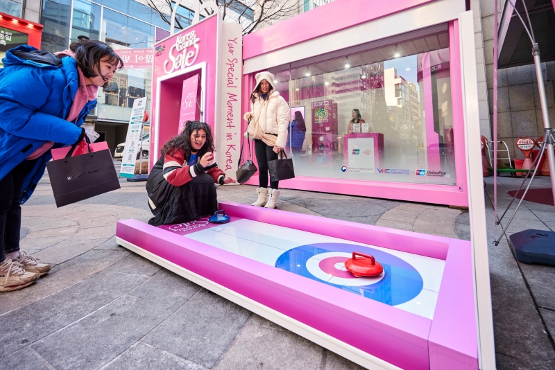 Pada 2024 Korea Grand Sale yang dimulai pada tanggal 11 Januari, para turis asing terlihat sedang mengikuti program mini curling di Myeongdong Welcome Center di Jung-gu, Seoul. (Halaman Facebook resmi Visit Korea Year Committee)