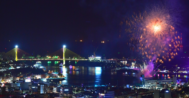 Kota Gongju, Kota Yeosu, dan Seongju-gun terpilih sebagai kota yang memiliki spesialisasi dalam pariwisata malam pada tahun 2024. Foto di atas menunjukkan pemandangan malam Kota Yeosu yang terletak di Provinsi Jeollanam. 