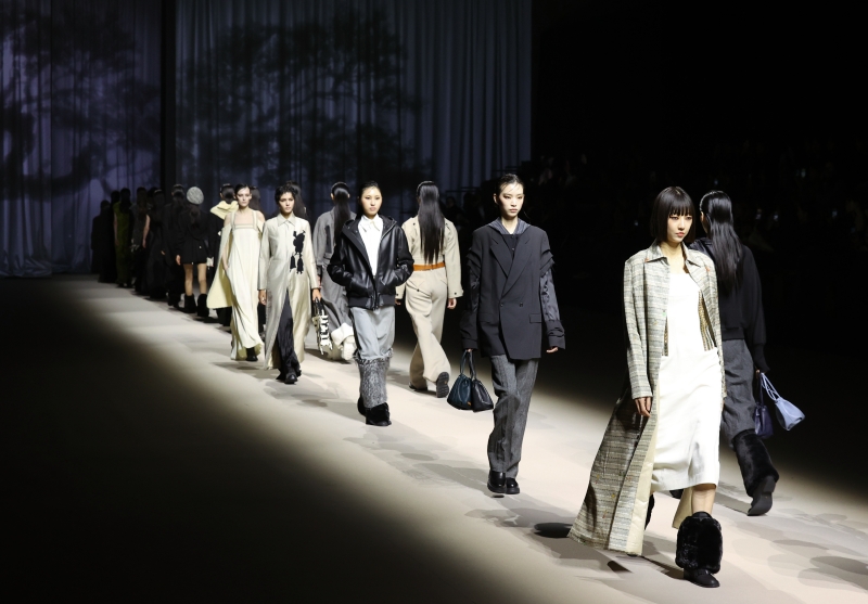 Para model terlihat sedang berjalan di atas panggung peragaan busana pertunjukan pembuka 2024 F/W Seoul Fashion Week yang digelar pada tanggal 1 Februari di DDP (Dongdaemun Design Plaza), Jung-gu, Seoul. Minggu mode ini akan digelar hingga tanggal 5 Februari dengan 21 merek Korea yang berpartisipasi. (Yonhap News)